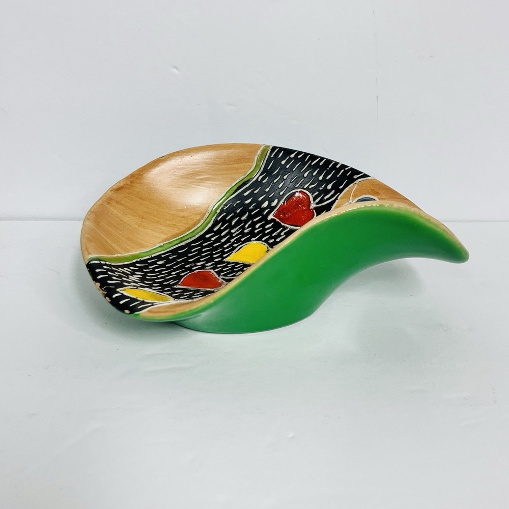 vintage deruta italian pottery dish primary color hearts black white wood look